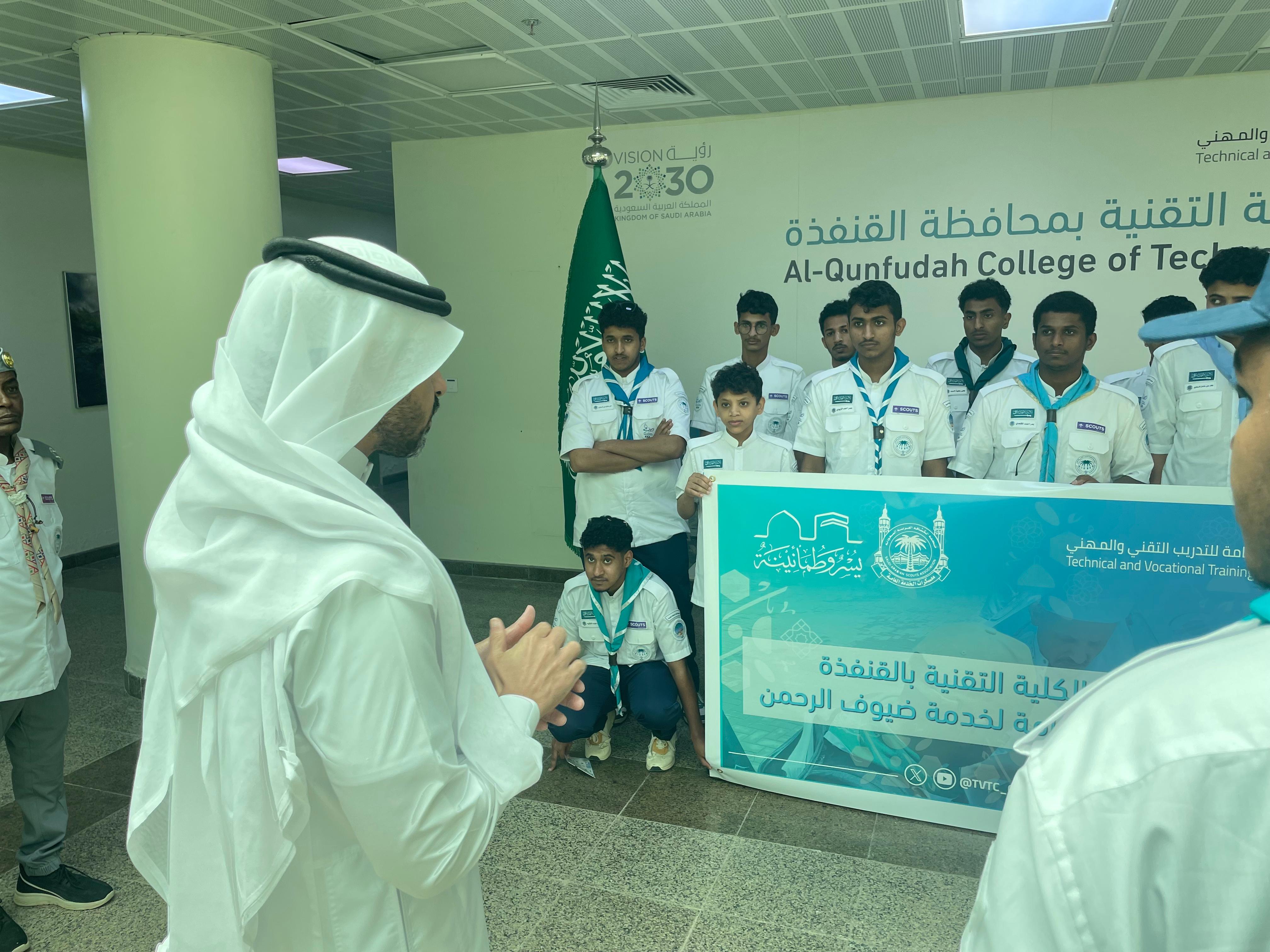 عميد الكلية يستقبل جوالة الكلية المشاركين في موسم حج 1446هـ ويُهنئ القائد الكشفي "علي الجليمي"